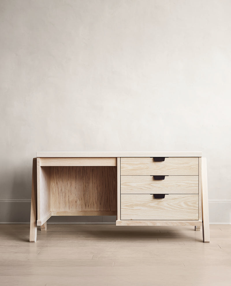 V Desk