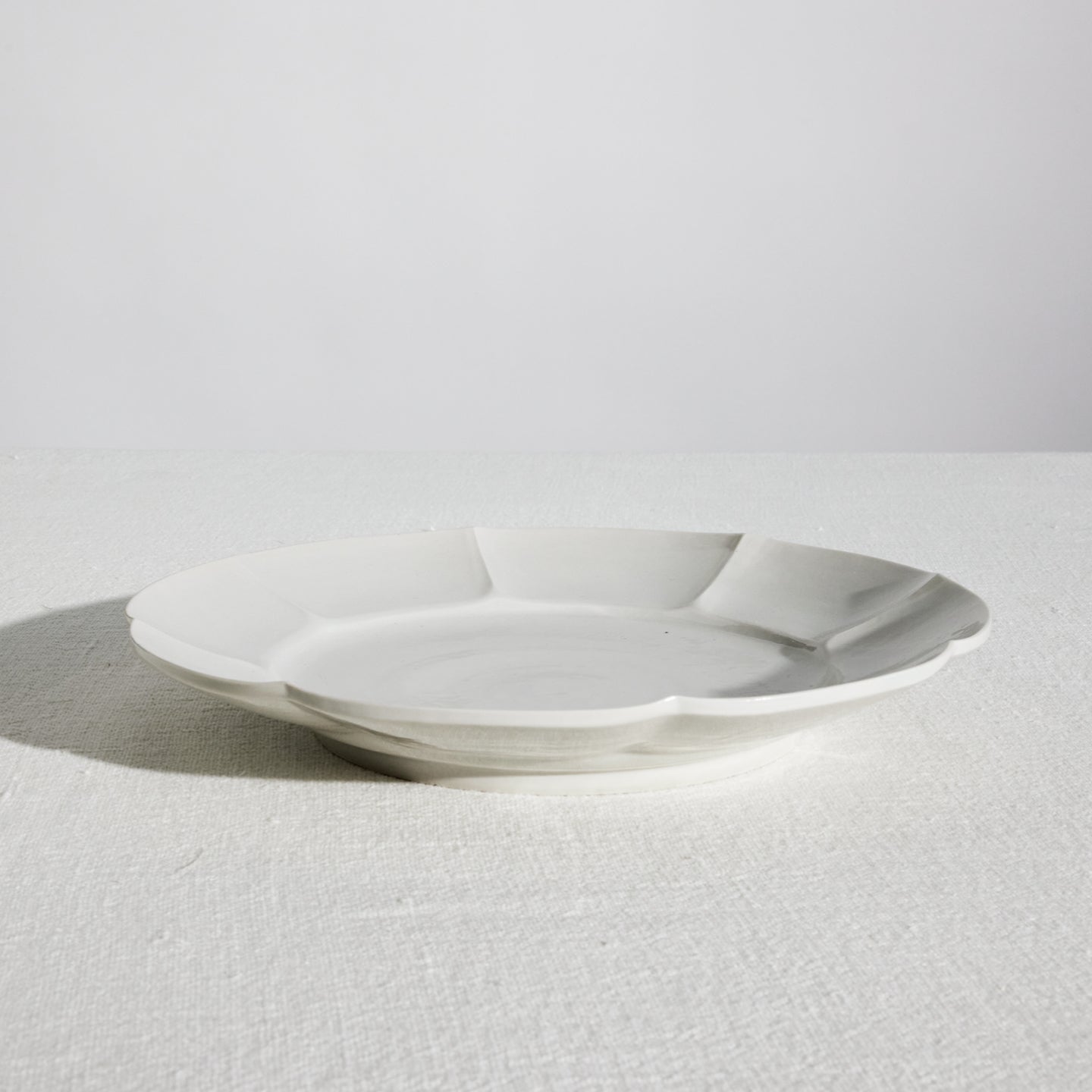 Rinka Dinner Plate with Scalloped Rim | Japanese Ceramic