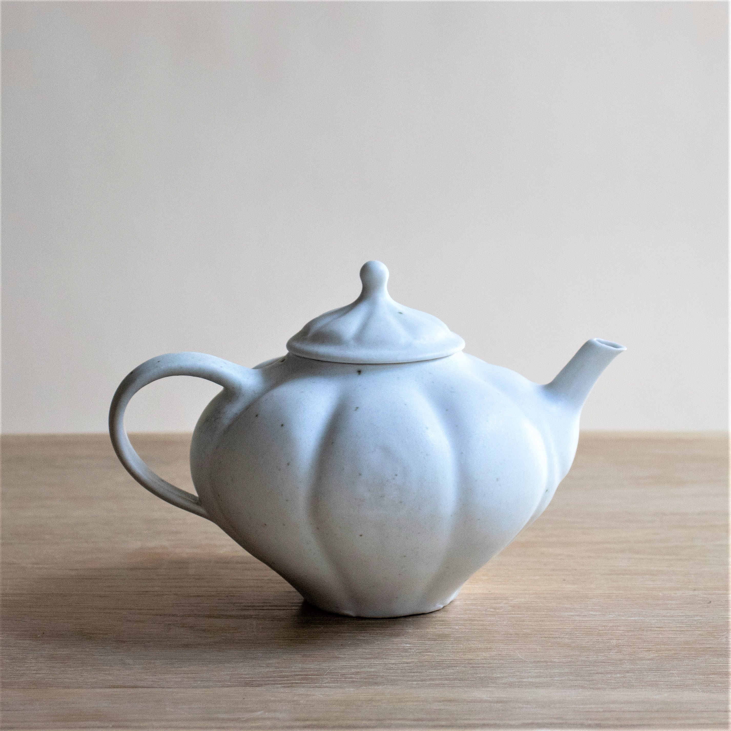 Tomoko Sakai Rinka Teapot – Roman and Williams Guild